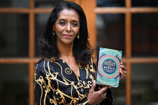 Cette photo, prise le 10 septembre 2026, montre la journaliste et auteure britanno-soudanaise Zeinab Badawi posant avec son livre "Une histoire africaine de l'Afrique : des origines de l'humanité à l'indépendance", à Londres, au Royaume-Uni — Justin TALLIS / AFP