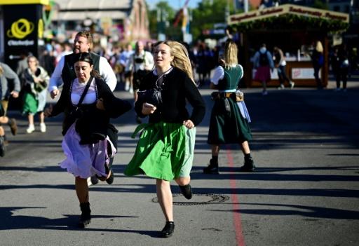 "O'zapft is" nach zwei Schlägen: Bürgermeister Krause eröffnet erstmals Oktoberfest