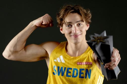El sueco Armand Duplantis posa con el trofeo de vencedor del salto con garrocha de los Ultimate Championships. En Budapest (Hungría), el 11 de septiembre de 2026 — Andrej ISAKOVIC / AFP