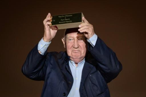Raymond Depardon reçoit un Visa d'or d'honneur lors du festival Visa pour l'image à Perpignan, en France, le 3 septembre 2026 — Ed JONES / AFP