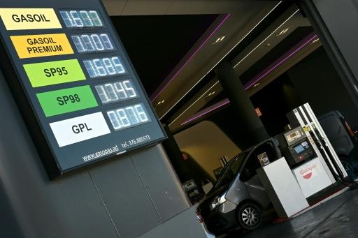 Un véhicule français dans une station service au Pas-de-la-Case, en Andorre, le 15 septembre 2026 — Matthieu RONDEL / AFP