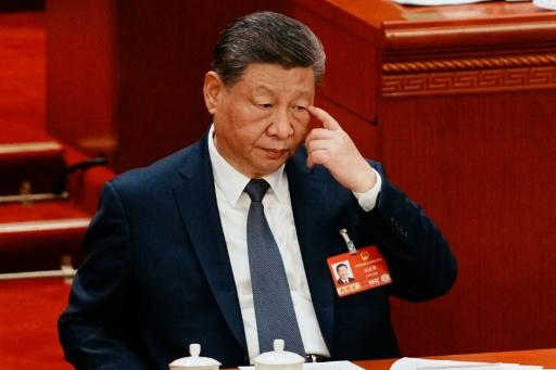 El presidente chino, Xi Jinping, escucha un discurso durante una sesión plenaria en el Gran Palacio del Pueblo, el 5 de marzo de 2026 en Pekín — Vincent Thian / AFP