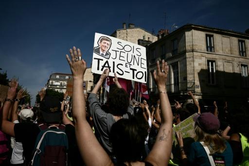 Students carry a placard reading 'Be young and shut up' — Philippe LOPEZ / AFP