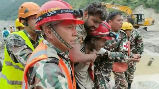 Dois trabalhadores resgatados em túnel do Nepal nove dias após a avalanche
