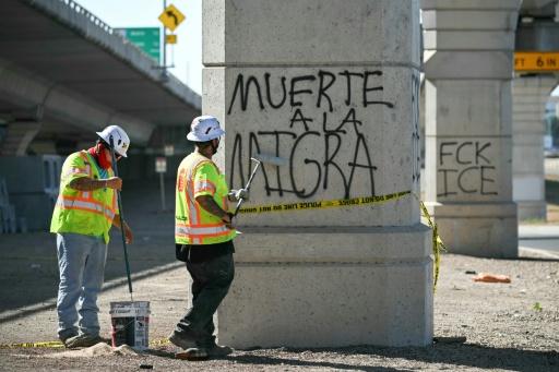 Trabajadores se preparan para cubrir los grafitis recién pintados en el lugar donde un ciudadano venezolano resultó herido de bala durante una operación del Servicio de Inmigración y Control de Aduanas de Estados Unidos (ICE) el día anterior en Austin, Texas, el 21 de septiembre de 2026 — RONALDO SCHEMIDT / AFP