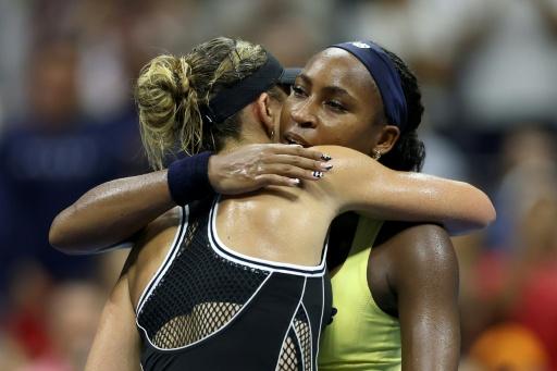 Coco Gauff (derecha) y Paula Badosa se abrazan tras su duelo de segunda ronda del US Open el 3 de septiembre de 2026 — Patrick Smith