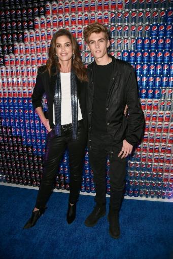 Modelo Presley Gerber, filho de Cindy Crawford, morre aos 27 anos
