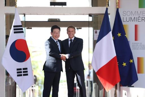 Le président Emmanuel Macron accueille son homologe sud-coréen Lee Jae Myung au "Sommet Lumière" sur l'avenir du cinéma à Saint-Paul-de-Vence, dans les Alpes-Maritimes, le 7 septembre 2026 — Valery HACHE / AFP