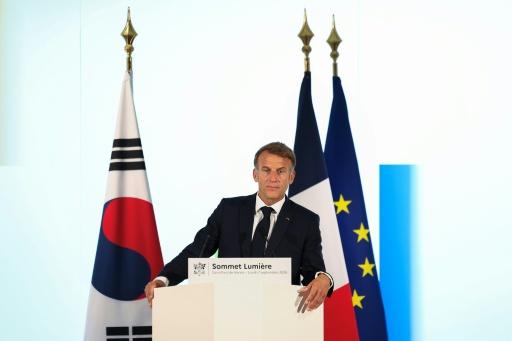 Le président Emmanuel lors de son allocution à l'ouverture du "Sommet Lumière" sur l'avenir du cinéma à Saint-Paul-de-Vence, dans les Alpes-Maritimes, le 7 septembre 2026 — Valery HACHE / AFP