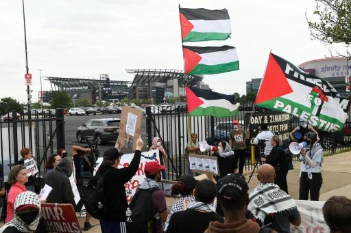 Des manifestants propalestiniens sont rassemblés près du Lincoln Financial Field où Ed Sheeran doit donner un concert, le 19 septembre 2026 à Philadelphie aux Etats-Unis — Matthew Hatcher / AFP