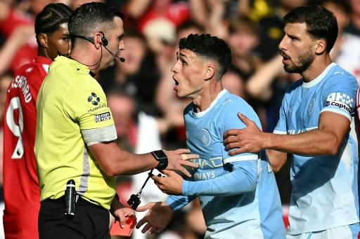 Le milieu de City Phil Foden (au centre) réagit après avoir reçu un carton rouge contre Manchester United, le 13 septembre 2026 à Old Trafford — Paul ELLIS / AFP