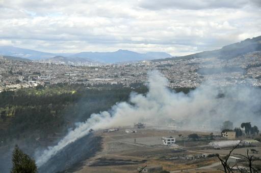 Bomberos combaten por aire incendio forestal en la capital de Ecuador
