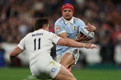 Louis Bielle-Biarrey (d) tente de déborder l'Anglais Cadan Murley lors du match du Tournoi des six nations entre la France et l'Angleterre, le 14 mars 2026 au Stade de France à Saint-Denis — FRANCK FIFE / AFP