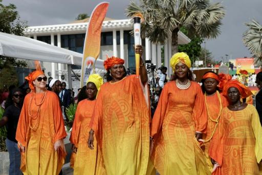Mame Maty Mbengue, ancienne basketteuse sénégalaise, brandit la flamme des Jeux Olympiques de la Jeunesse à Dakar le 12 septembre 2026. — Patrick MEINHARDT / AFP
