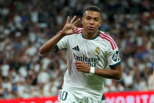 El delantero del Real Madrid Kylian Mbappé celebra tras marcar un triplete en la goleada 4-1 a la Real Sociedad en la segunda fecha de LaLiga el 26 de agosto de 2026 en el estadio Santiago Bernabéu — Thomas COEX / AFP