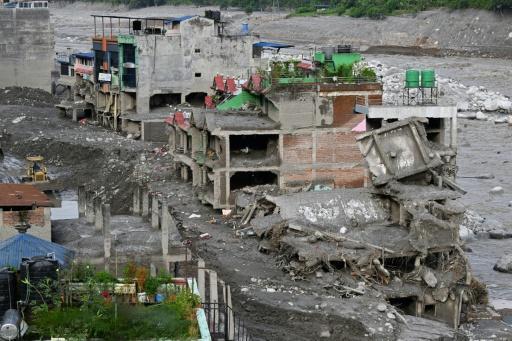 Según las cifras más recientes, la catástrofe dejó más de 1.300 muertos y unos 5.000 desaparecidos en Nepal — Prakash MATHEMA / AFP