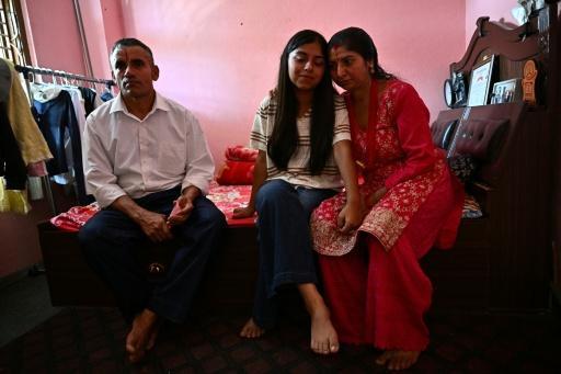 Santoshi Dotel y sus padres, Raj Kumar Dotel (izq.) y Durga Dotel, en su casa Trishuli Bazar, Nepal, el 5 de septiembre de 2026 — Pedro PARDO / AFP