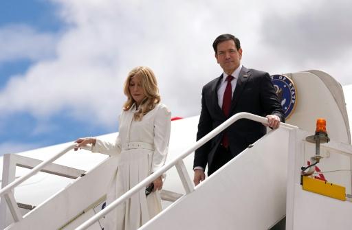Le secrétaire d'Etat américain Marco Rubio et son épouse Jeanette Dousdebes arrivent à l'aéroport international Mariscal Sucre de Quito le 9 septembre 2026 — Dolores Ochoa / AFP