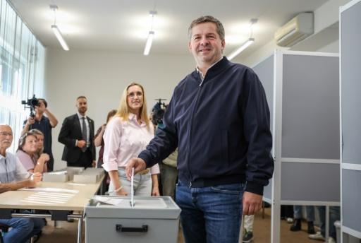 Sven Schulze, ministre-président de Saxe-Anhalt et tête de liste CDU aux élections régionales de Saxe-Anhalt, dépose son bulletin de vote sous le regard de son épouse, Kati Schulze, à Magdebourg, dans l'est de l'Allemagne, le 6 septembre 2026 — Ronny HARTMANN / AFP