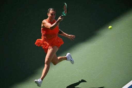 Defending champ Sabalenka leads way into US Open fourth round