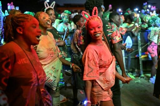 Des jeunes ivoiriens assistent à un concert et dansent le biama à Abidjan, le 29 août 2026 — Issouf SANOGO / AFP