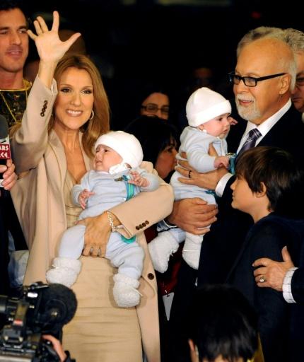 Céline Dion au Caesars Palace de Las Vegas le 16 février 2011 accompagnée de son mari, René Angélil, de son fils, René-Charles, et de ses jumeaux, Eddy et Nelson — BRIAN JONES / AFP
