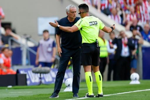 El entrenador del Real Madrid José Mourinho (izquierda) habla con el árbitro Miguel Ángel Ortiz Arias durante el derbi madrileño contra el Atlético, en el Estadio Metropolitano de la capital de España el 20 de septiembre de 2026 — Oscar DEL POZO / AFP