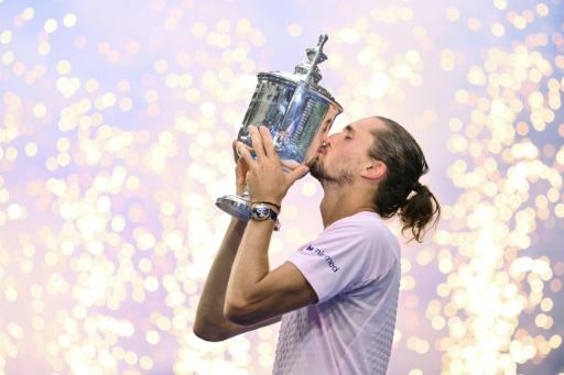 Alexander Zverev embrasse le trophée de l'US Open après sa victoire en finale contre l'Américain Ben Shelton, le 13 septembre 2026 — ANGELA WEISS / AFP