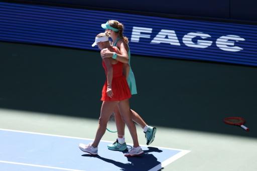 Mirra Andreeva (derecha) abraza a Anastasia Potapova en los octavos de final del US Open el 7 de septiembre de 2026 — TIMOTHY A. CLARY / AFP