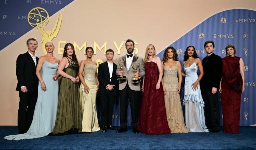 De gauche à droite: les acteurs Shawn Hatosy, Katherine LaNasa, Isa Briones, Shabana Azeez, Gerran Howell, Noah Wyle, Taylor Dearden, Sepideh Moafi, l’actrice américaine Supriya Ganesh, Patrick Ball et Fiona Dourif, lauréats du prix de la meilleure série dramatique pour "The Pitt" à Los Angeles, le 14 septembre 2026 — Frederic J. Brown / AFP