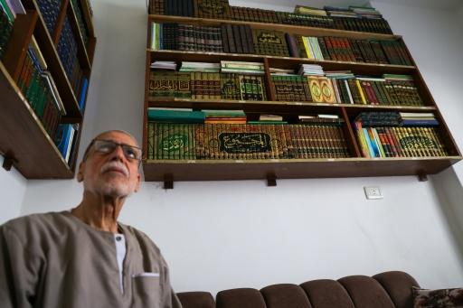 سوري يستعيد مكتبته بعد أكثر من عقد من إخفائها وراء جدار في بيته في حمص
