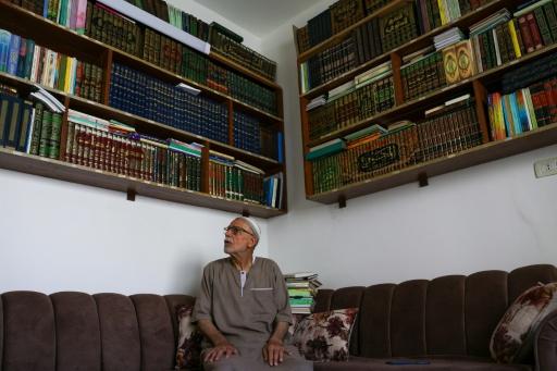 مصطفى خالد علوان أمام مكتبته في 19 أيلول/سبتمبر 2026 — بكر القاسم / AFP