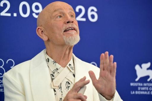 El actor estadounidense John Malkovich en la presentación de "Wild horse nine" en la Mostra de Venecia, el 3 de septiembre de 2026 — Stefano RELLANDINI / AFP