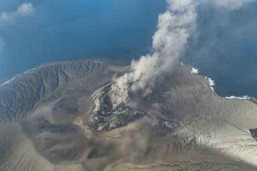 Photo aérienne, prise le 6 septembre 2026 et diffusée le 7 septembre 2026 par le Centre indonésien de volcanologie et d'atténuation des risques géologiques, montrant le volcan Anak Krakatau en éruption, dans province de Lampung, en Indonésie — Handout / AFP