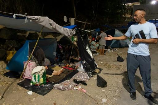 Le migrant marocain Otman Ianaya (d), 40 ans, monter où il dort avec sa famille dans un abri de fortune sur la plage d'El Trampolin à Ceuta, en Espagne, le 2 septembre 2026 — Antonio Sempere / AFP