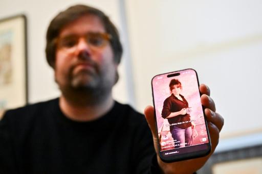 Santiago Siri, créateur d'"El Primer Feca", un média argentin entièrement produit par l'intelligence artificielle, présente la plateforme sur son téléphone portable, lors d'un entretien avec l'AFP à Buenos Aires, le 18 septembre 2026 — Luis ROBAYO / AFP