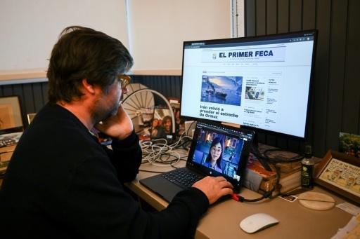Santiago Siri, créateur d'"El Primer Feca", un média argentin réalisé avec l'intelligence artificielle, lors d'un entretien avec l'AFP à Buenos Aires, le 18 septembre 2026 — Luis ROBAYO / AFP