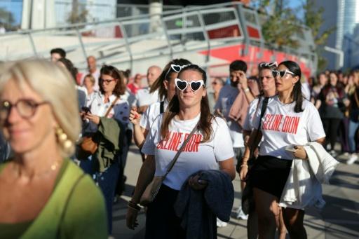 عدد من معجبات المغنية الكندية سيلين ديون قرب قاعة "بلينيتيود أرينا" في نانتير، غرب باريس، قبل حفلة النجمة فيها في 12 أيلول/سبتمبر 2026 — توماس سامسون