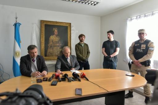 Le procureur fédéral de Mar del Plata, Daniel Adler (c), et le procureur fédéral Carlos Martinez (g) lors d'une conférence de presse près d'un tableau identifié comme le "Portrait d'une dame" de l'Italien Giacomo Ceruti à Mar del Plata, en Argentine, le 3 septembre 2025 — STRINGER / AFP