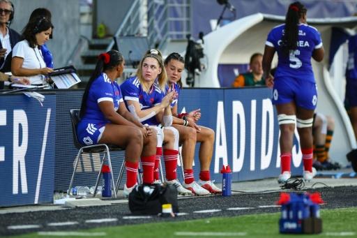 De gauche à droite sur les chaises, la pilier Ambre Mwayembe, la 3e ligne Léa Champon, l'ailier Léa Murie et la 2e ligne Cloé Correa (de dos), toutes après avoir reçu un carton contre l'Australie, le 19 septembre 2026 à Aix-en-Provence — CLEMENT MAHOUDEAU / AFP