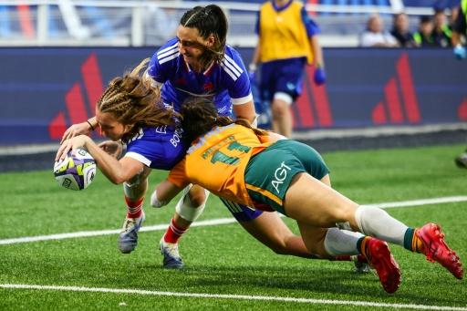 La demi de mêlée des Bleus Pauline Bourdon Sansus (au centre), en train d'aplatir un essai face à l'Australie, le 19 septembre 2026 à Aix-en-Provence — CLEMENT MAHOUDEAU / AFP