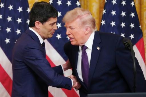 Le président américain Donald Trump (D) et l'homme qu'il a nommé à la tête de la Fed, Kevin Warsh. — Aaron Schwartz / AFP