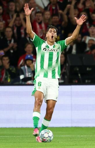 El volante uruguayo Facundo Bernal, del Real Betis, en el partido de la Liga de Campeones de Europa ante el Lille en el Stade Pierre Mauroy, en Villeneuve d'Ascq, Francia, el 8 de septiembre de 2026 — Sameer AL-DOUMY / AFP