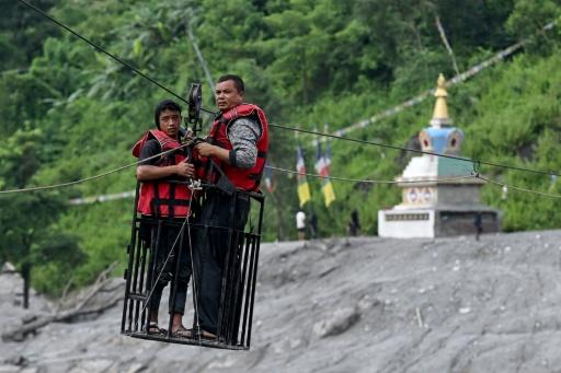Des habitants traversent la rivière Trishuli avec une tyrolienne récemment installée à Bidur, au Népal, le 2 septembre 2026 — Arun SANKAR / AFP