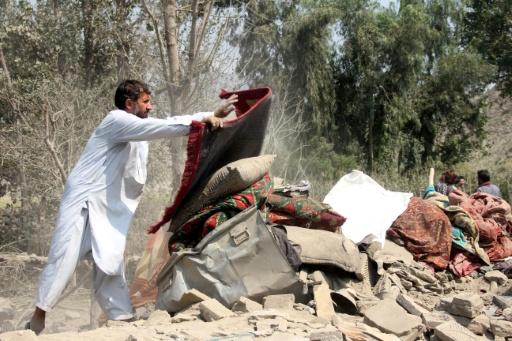 Un habitant récupère des objets dans les décombres d'une maison détruite par une frappe aérienne pakistanaise dans un village de la province de Kounar, le 21 septembre 2026 en Afghanistan — Aimal ZAHIR / AFP