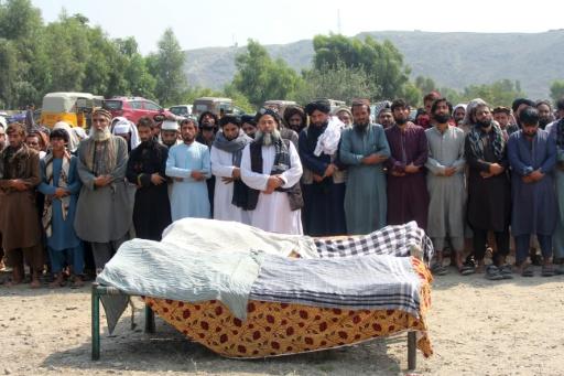 Des villageois célèbrent la prière funéraire pour leurs proches décédés dans une frappe aérienne pakistanaise dans le district de Nurgal, dans la province afghane de Kounar, le 21 septembre 2026 en Afghanistan — Aimal ZAHIR / AFP