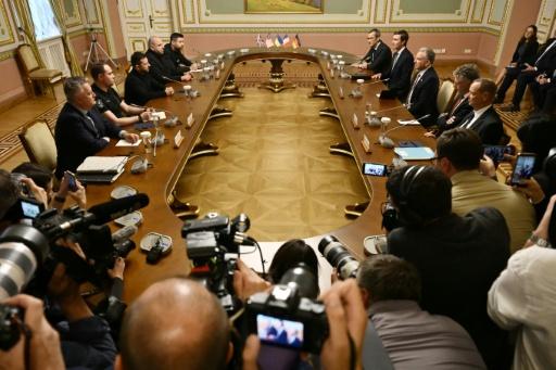 Le président ukrainien Volodymyr Zelensky (3e g) participe à une réunion avec l'envoyé spécial américain Steve Witkoff (3e d), le gendre du président américain Donald Trump, Jared Kushner (4e d), et des représentants du Royaume-Uni, de la France et de l'Allemagne, le 6 septembre 2026 à Kiev, en Ukraine — Genya Savilov / AFP