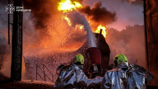 Photo prise et diffusée par le Service d'État ukrainien pour les situations d'urgence, le 6 septembre 2026, montrant des secouristes sur le site d'une frappe russe dans la région de Kiev, en Ukraine — Handout / AFP
