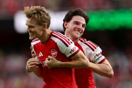 Arsenal vence Chelsea em clássico londrino; United cede empate no fim