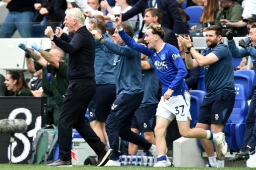 O técnico do Everton, David Moyes, e seus jogadores comemoram o gol de Ainsley Maitland-Niles no empate em 2 a 2 com o Manchester United no Campeonato Inglês — PETER POWELL / AFP